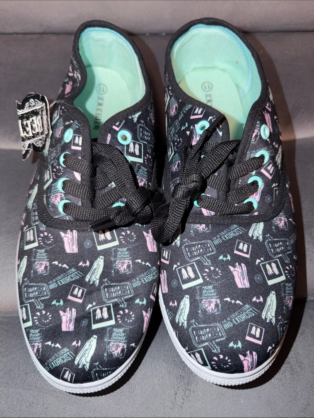 Hot Topic Beetlejuice Black Canvas Sneakers with Mint & Pink Accents size 11